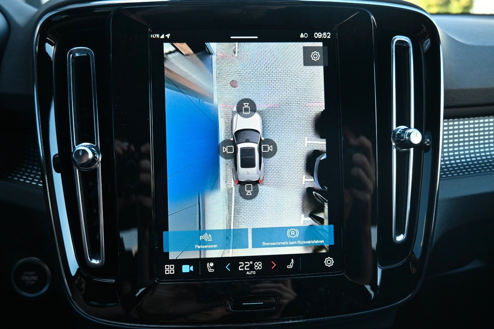 Fahrzeugabbildung Volvo XC40 B4 DKG Plus Dark*FSHZG*360°*ACC*AHK