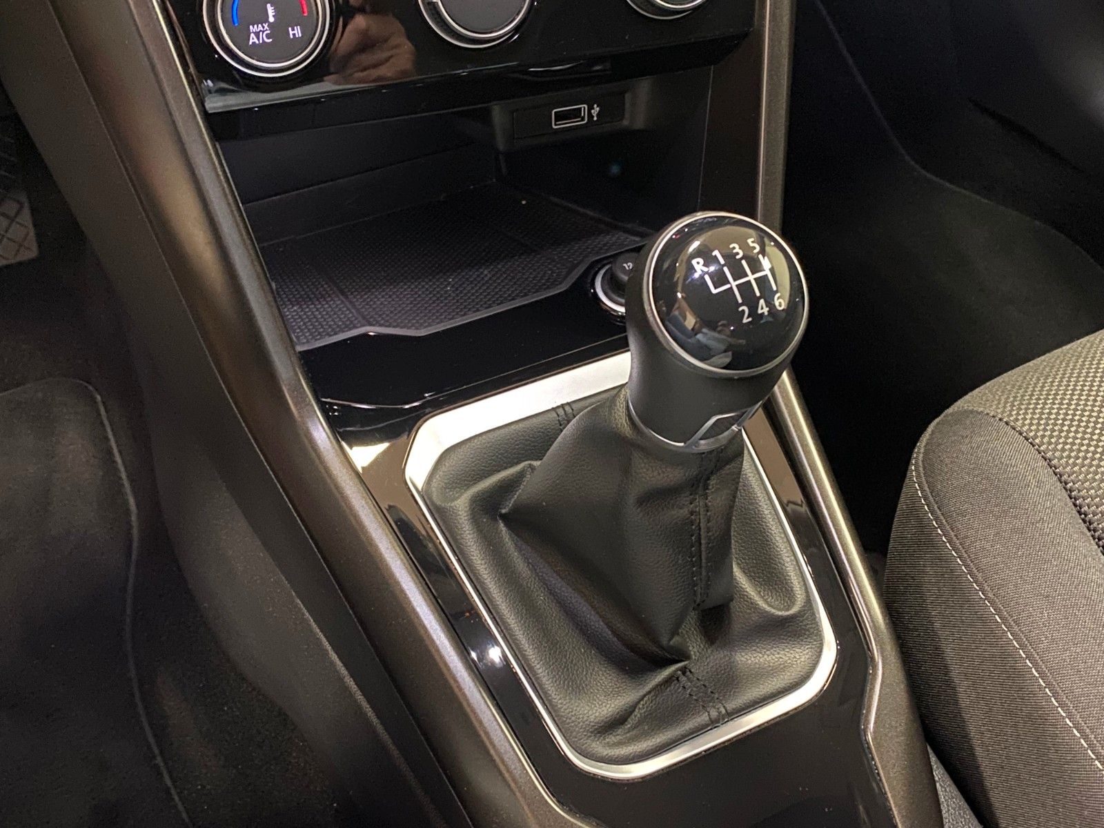 Fahrzeugabbildung Volkswagen T-Roc 1.0 TSI Style+NAVIGATION+SHZ+PDC+17"ALU+++