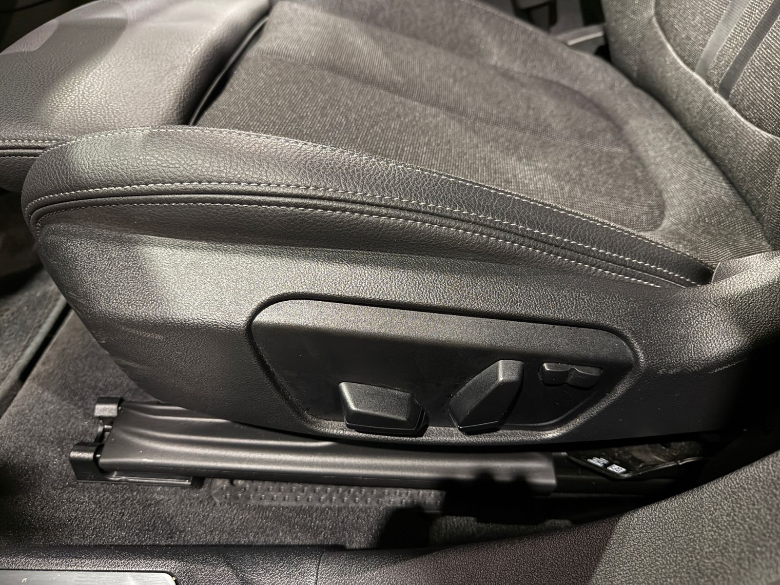 Fahrzeugabbildung BMW 120 i Advantage PANO AHK LED NAVI