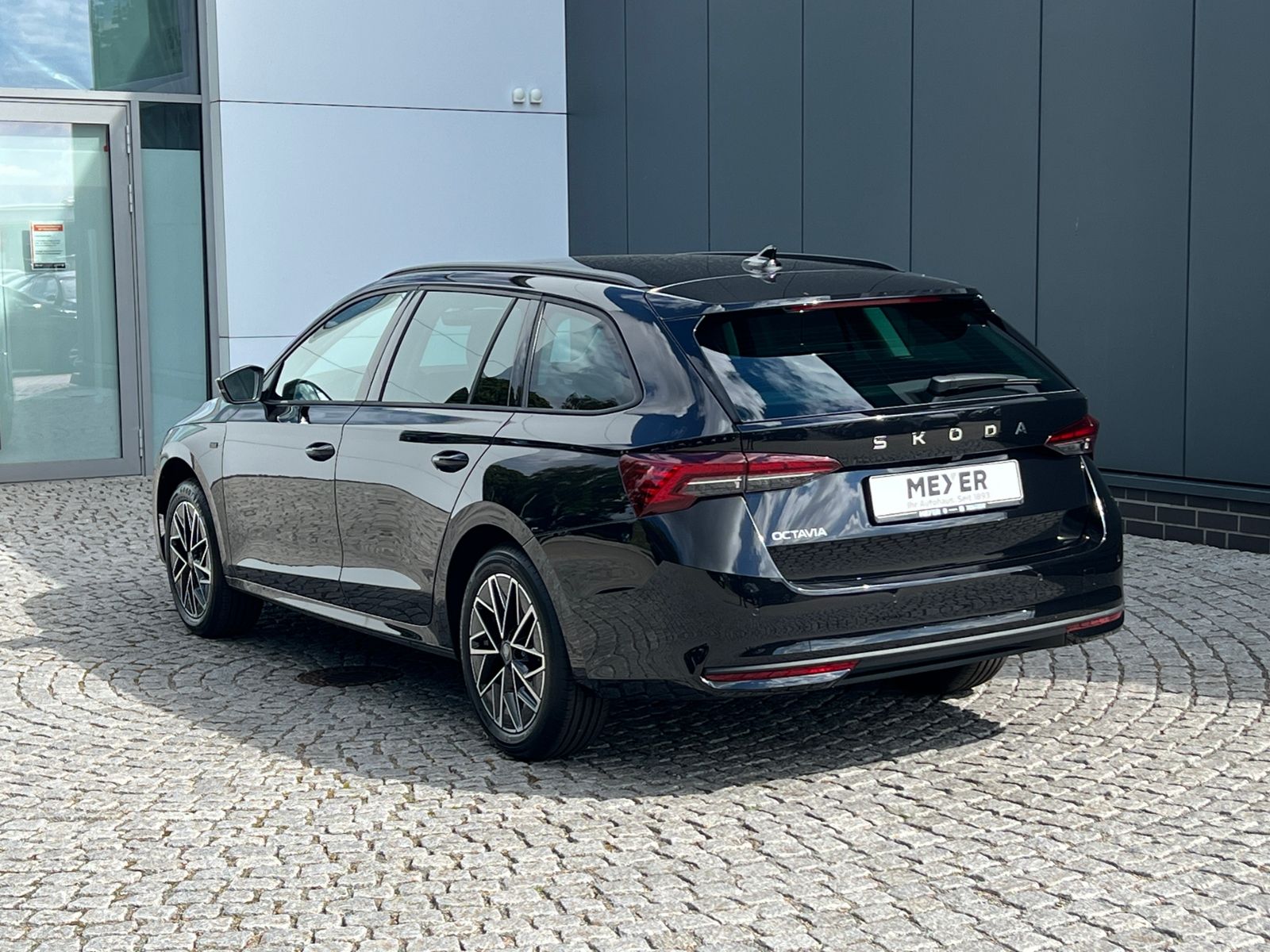 Fahrzeugabbildung SKODA Octavia Combi TOUR 2.0 TDI DSG *AHK, Travel Assi