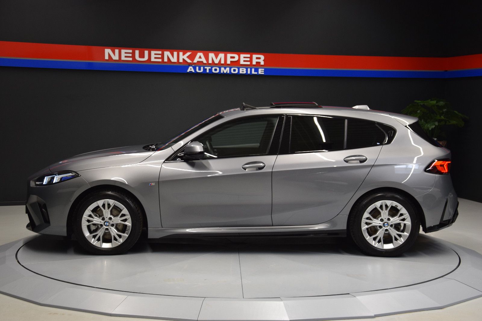 Fahrzeugabbildung BMW 120i M Sport Panorama Alcantara AHK Kamera DSC
