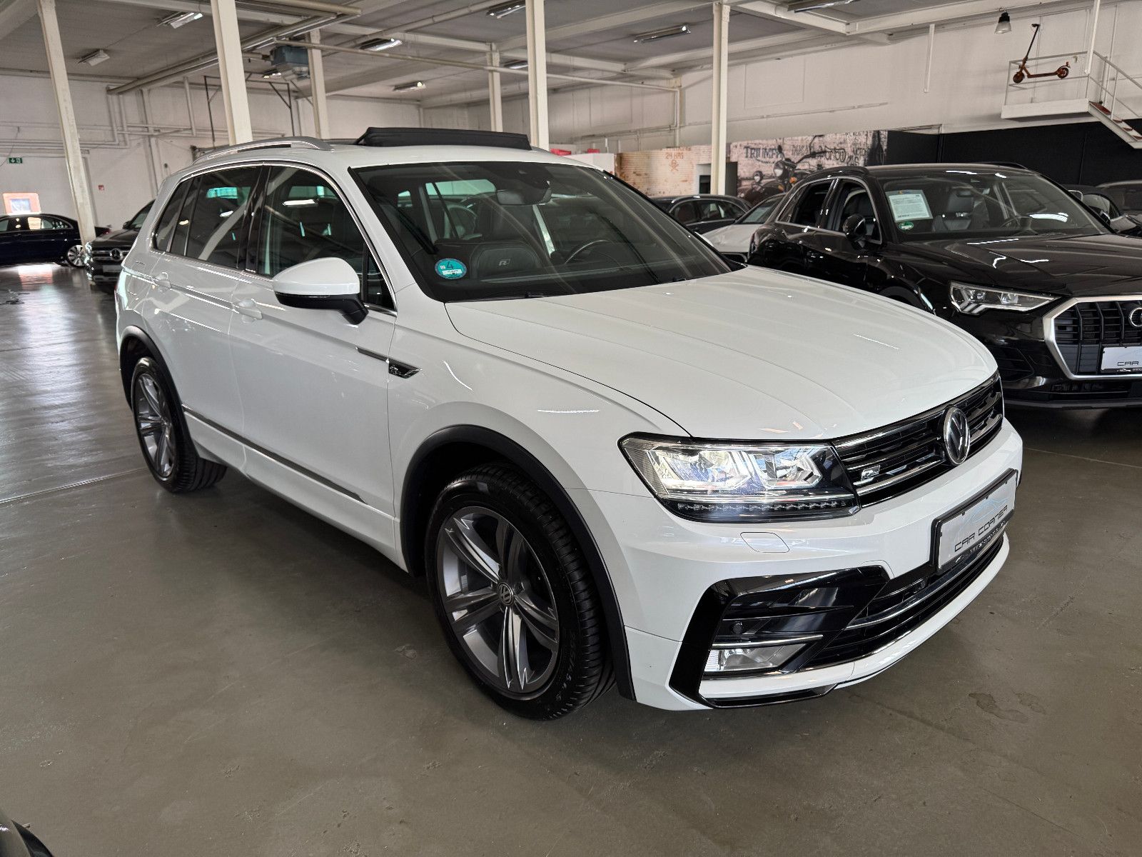 Fahrzeugabbildung Volkswagen Tiguan DSG 4MO 3X R-LINE PANO MEMORY BLACK STYLE
