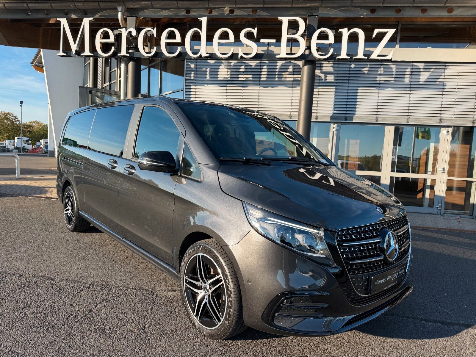Fahrzeugabbildung Mercedes-Benz V 300 d 4MATIC STYLE AMG DISTRONIC MULTIBEAM