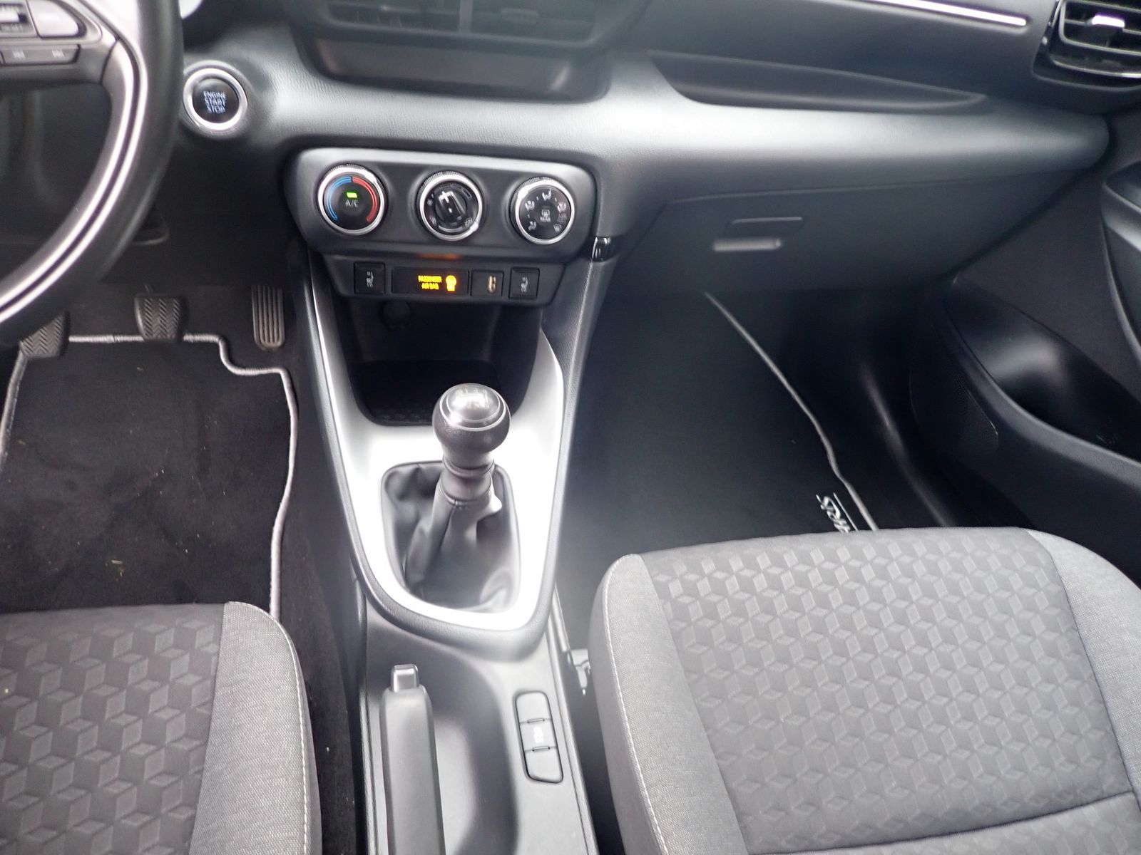 Fahrzeugabbildung Toyota Yaris 1.5 VVT-i 6-G Team, SHZ Deutschland