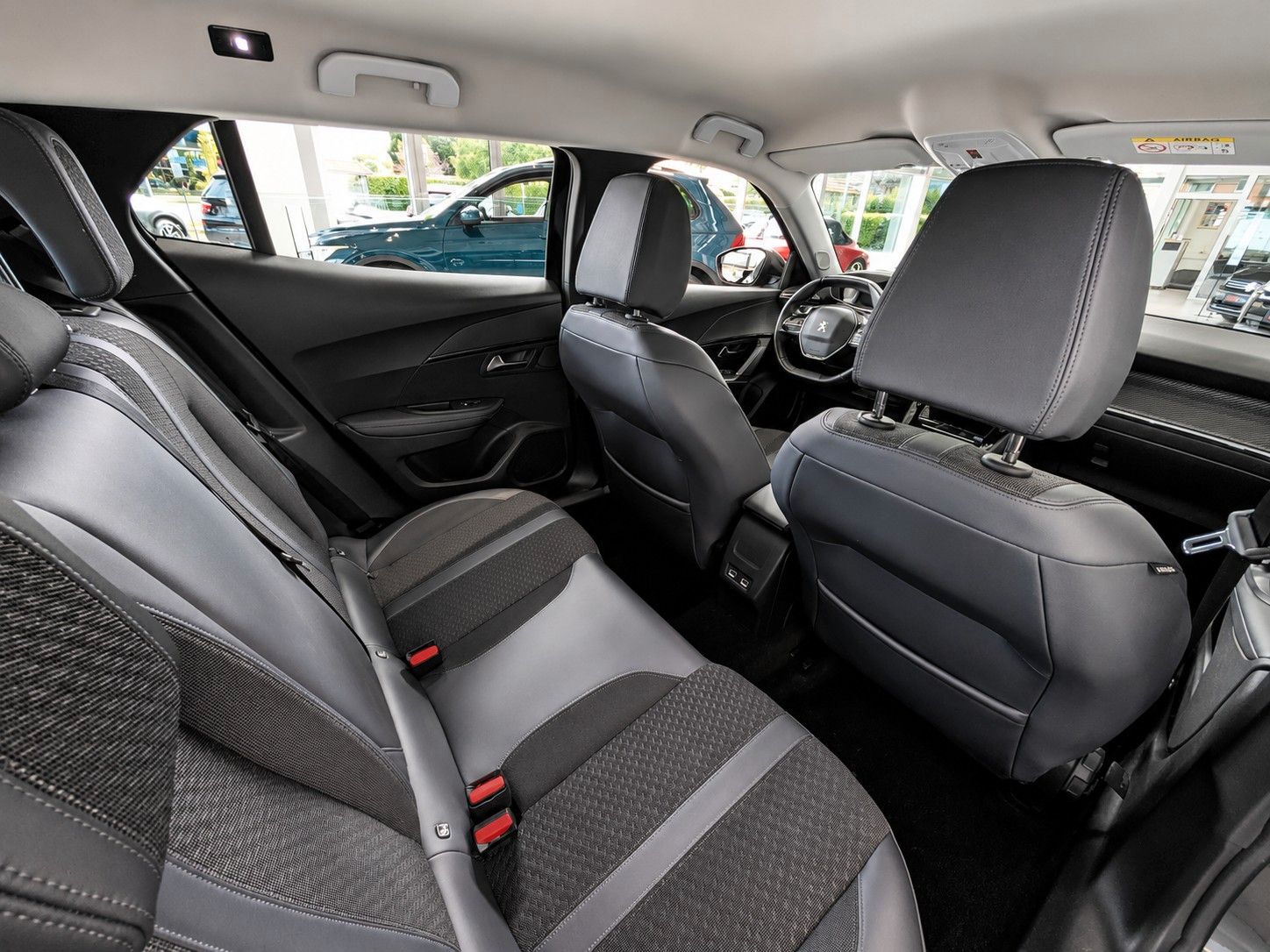Fahrzeugabbildung Peugeot 2008 ALLURE HDI 8G ACC 360° NAVI SHZ KEYLESS 1Hd