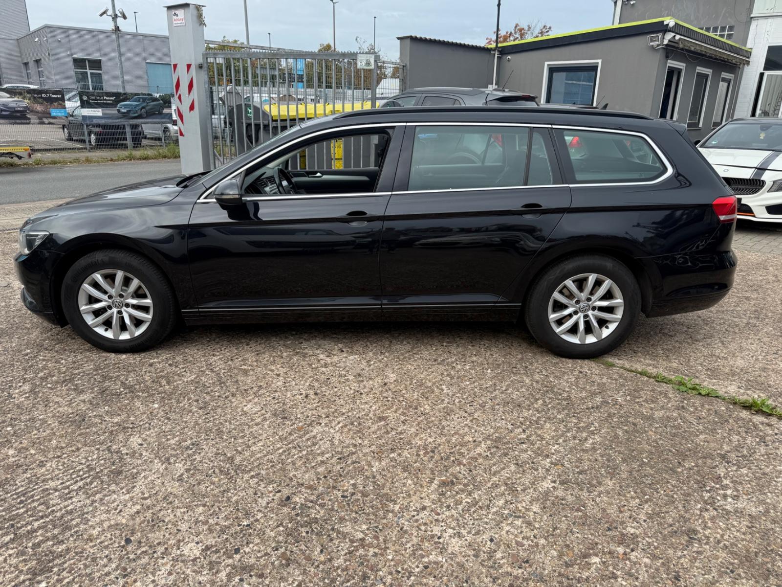 Volkswagen Passat 2015 — rear view