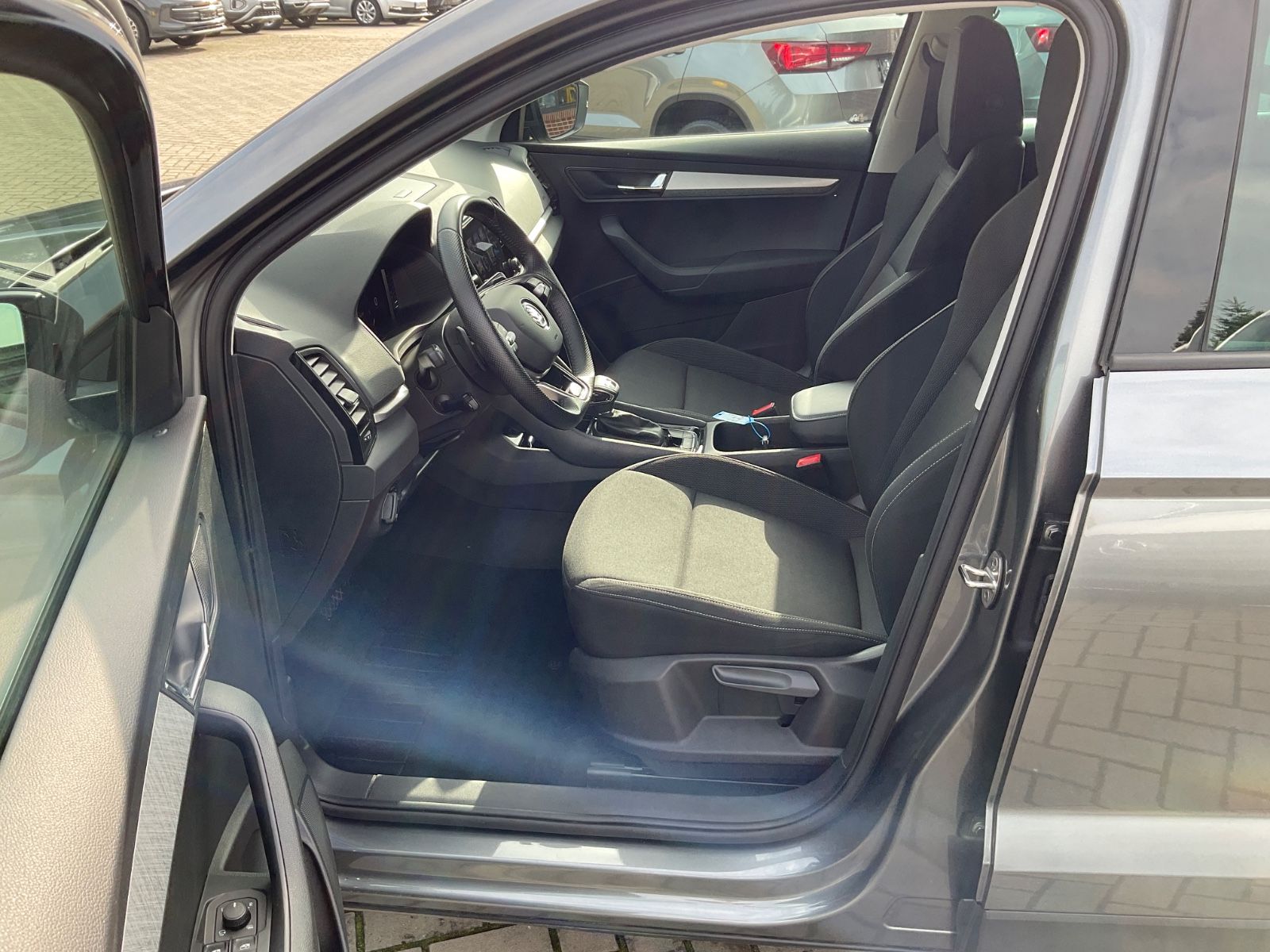 Fahrzeugabbildung SKODA Karoq 1.5l TSI DSG ACC,Kamera,Navi,LED,ACC