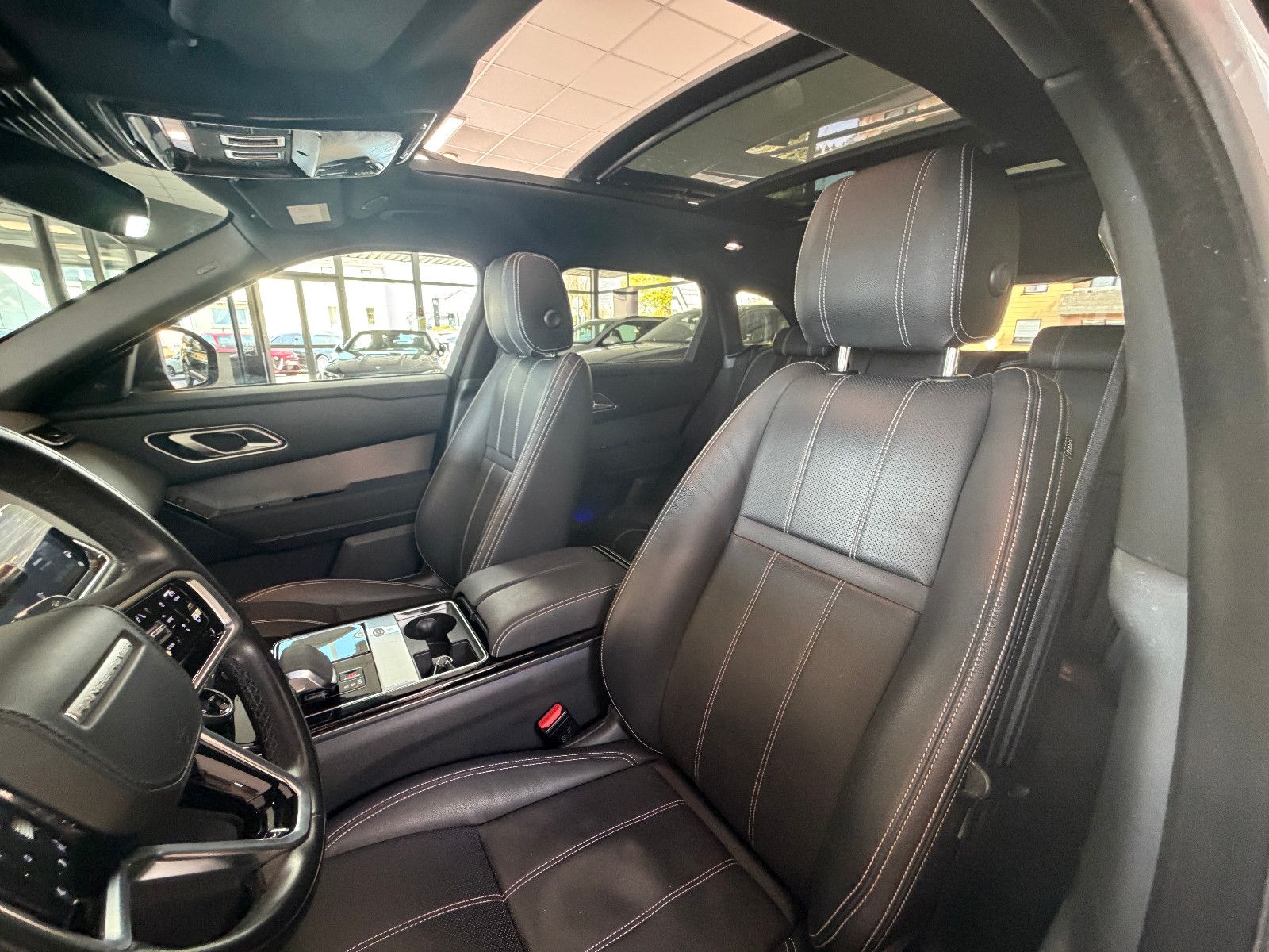 Fahrzeugabbildung Land Rover Range Rover Velar Hybrid S P400e /PANO/MERIDIAN/
