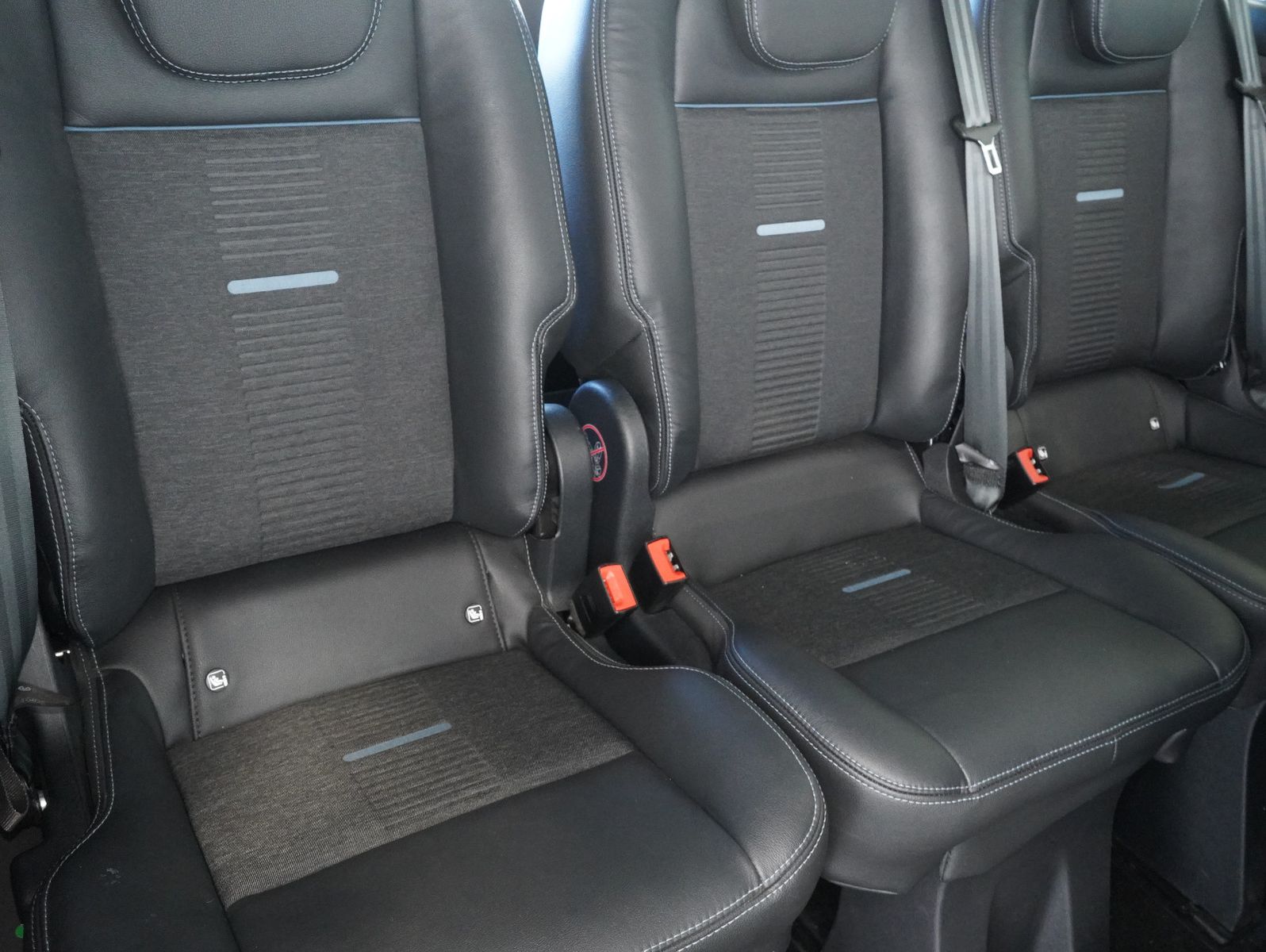 Fahrzeugabbildung Ford Tourneo Custom 320 L1 Active 8-SITZER