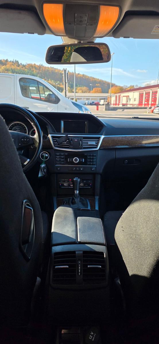 Mercedes-Benz E200 2010 — photo 18