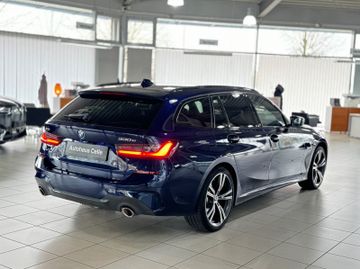 Fahrzeugabbildung BMW 330e xD M Sport Panorama Kamera HUD HiFi AHK 19"