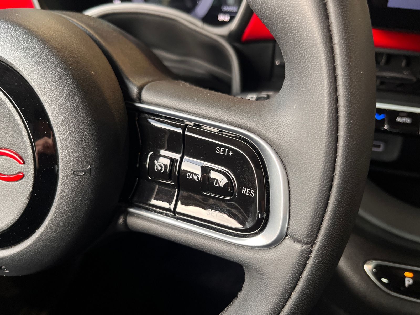 Fahrzeugabbildung Fiat 500e  42 kWh Akku Red NAVI KLIMA