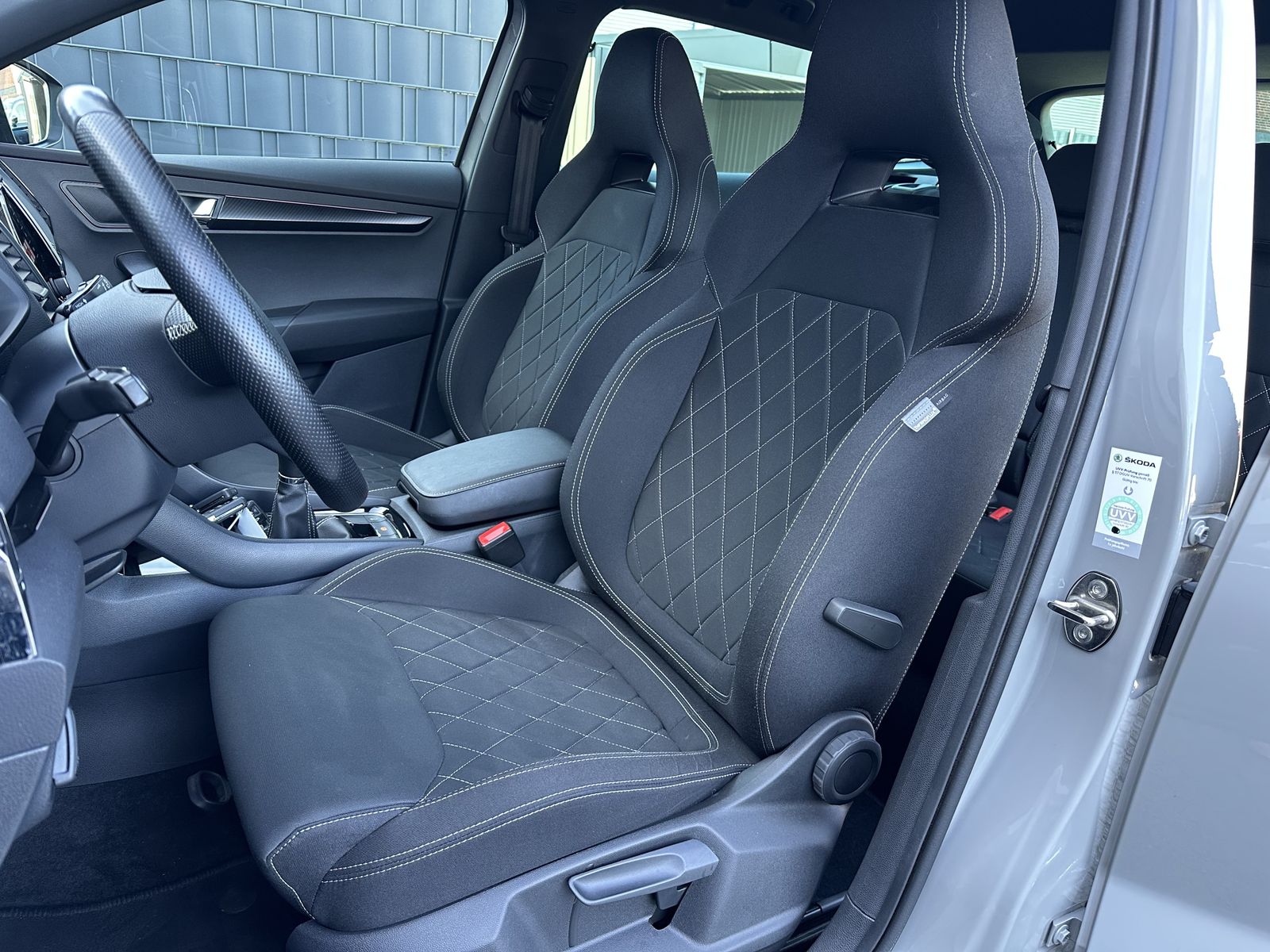 Fahrzeugabbildung SKODA Karoq 1.5 TSI Sportline NAV+LED+CARPLAY+TEMPOMAT