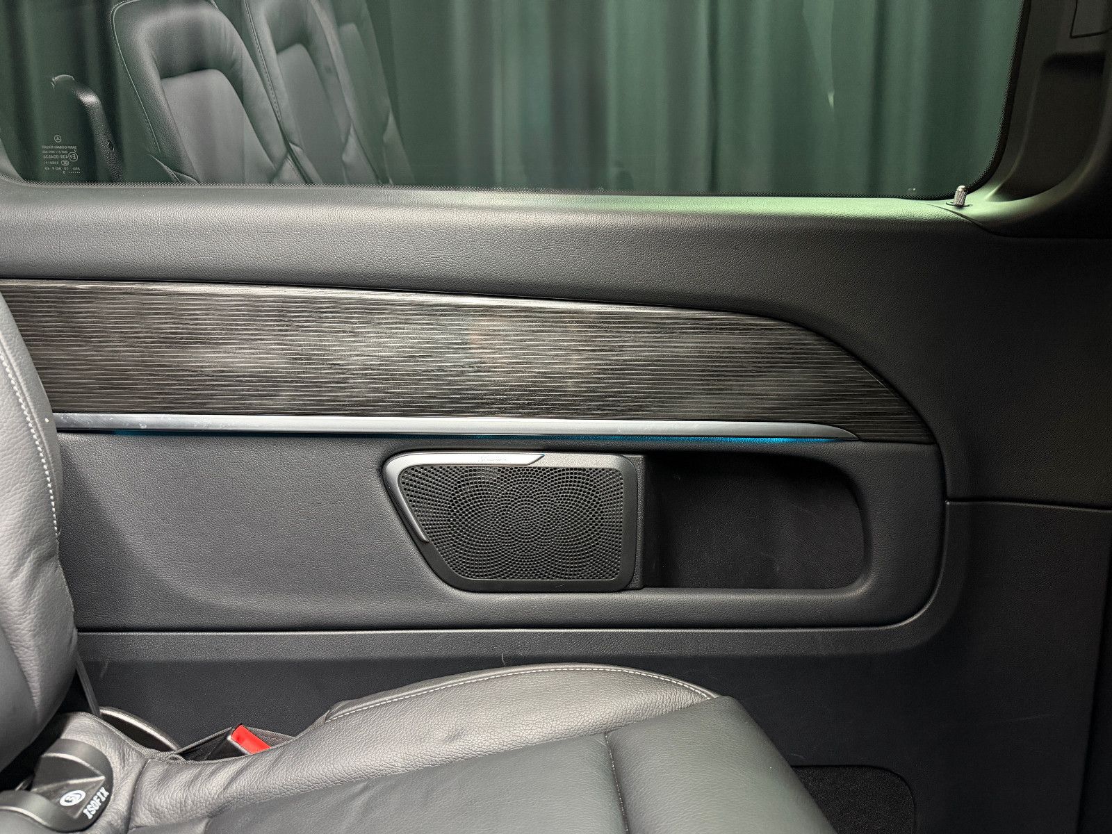 Fahrzeugabbildung Mercedes-Benz V300 d AVANTGARDE EDITION 4MATIC lang|BURMESTER|