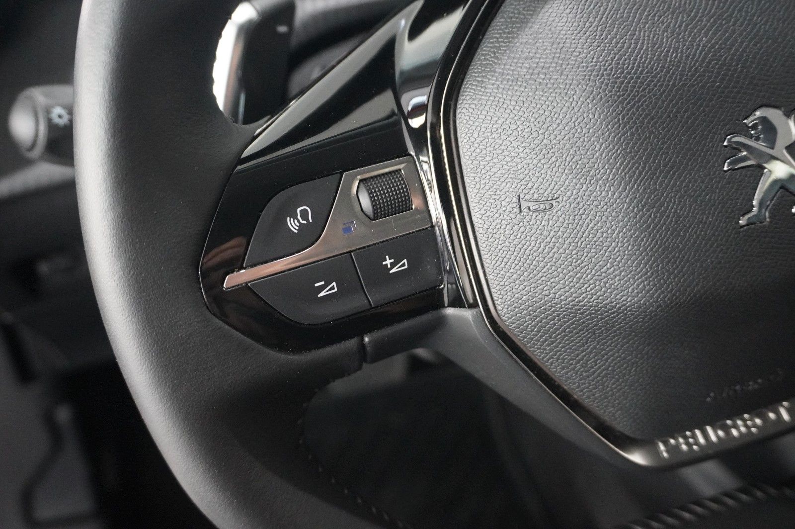 Fahrzeugabbildung Peugeot 2008 1.2T ALLURE AT NAVI/LED/KAMERA/SHZ/VIRT.
