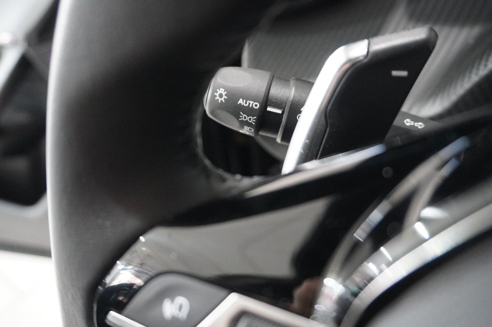 Fahrzeugabbildung Peugeot 2008 1.2 HYBRID ALLURE E-DSC NAVI/LED/SPORT/VIRT