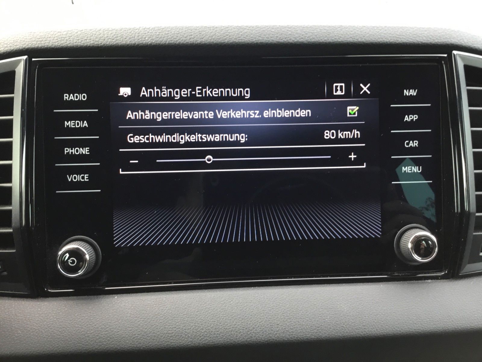 Fahrzeugabbildung SKODA Karoq 2.0l TDI DSG 4x4 SPORTLINE+AHK+18"+Kamera