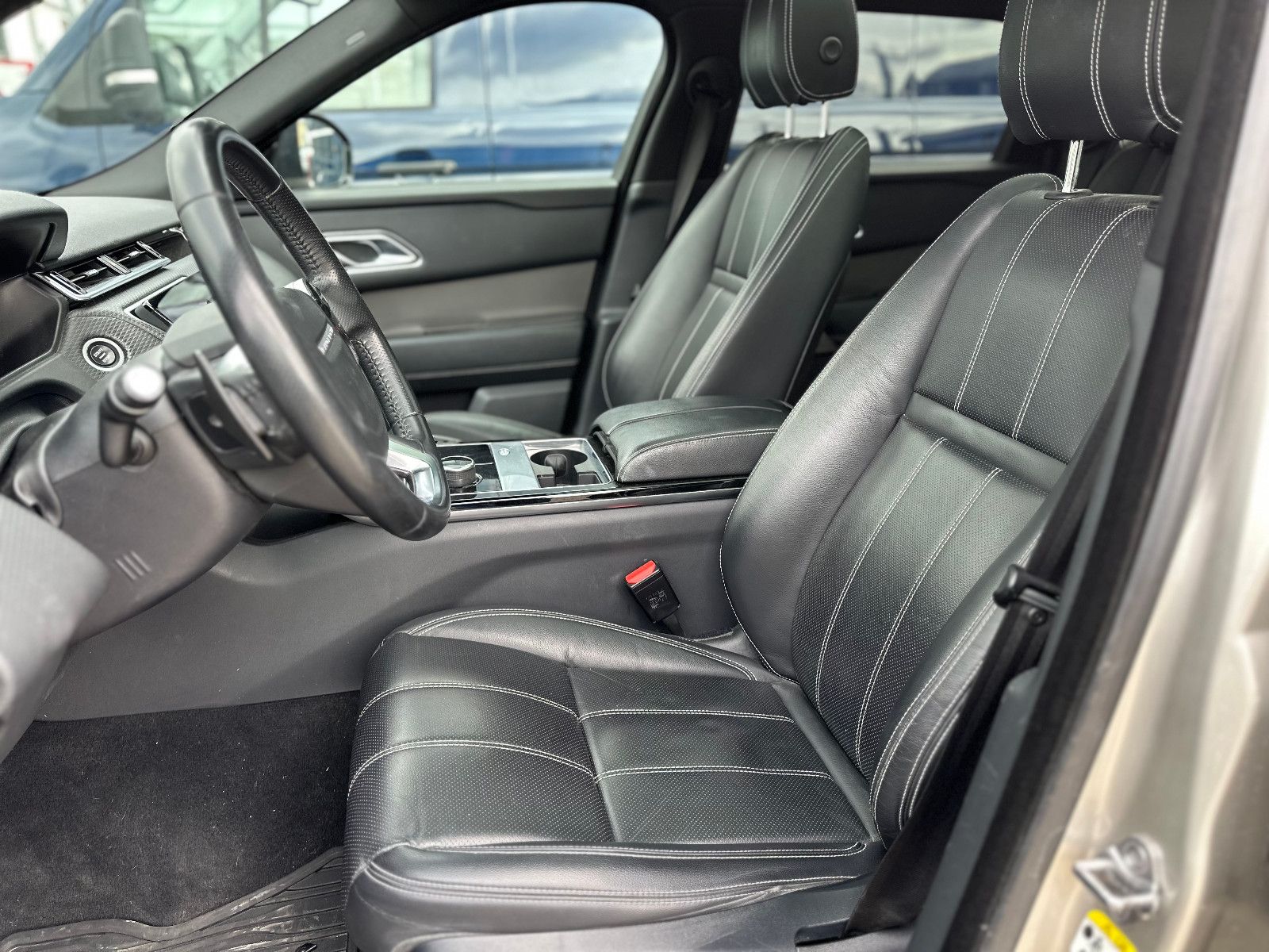 Fahrzeugabbildung Land Rover RANGE ROVER VELAR SE*MOD.2021+AHK+PANO+U.V.M*