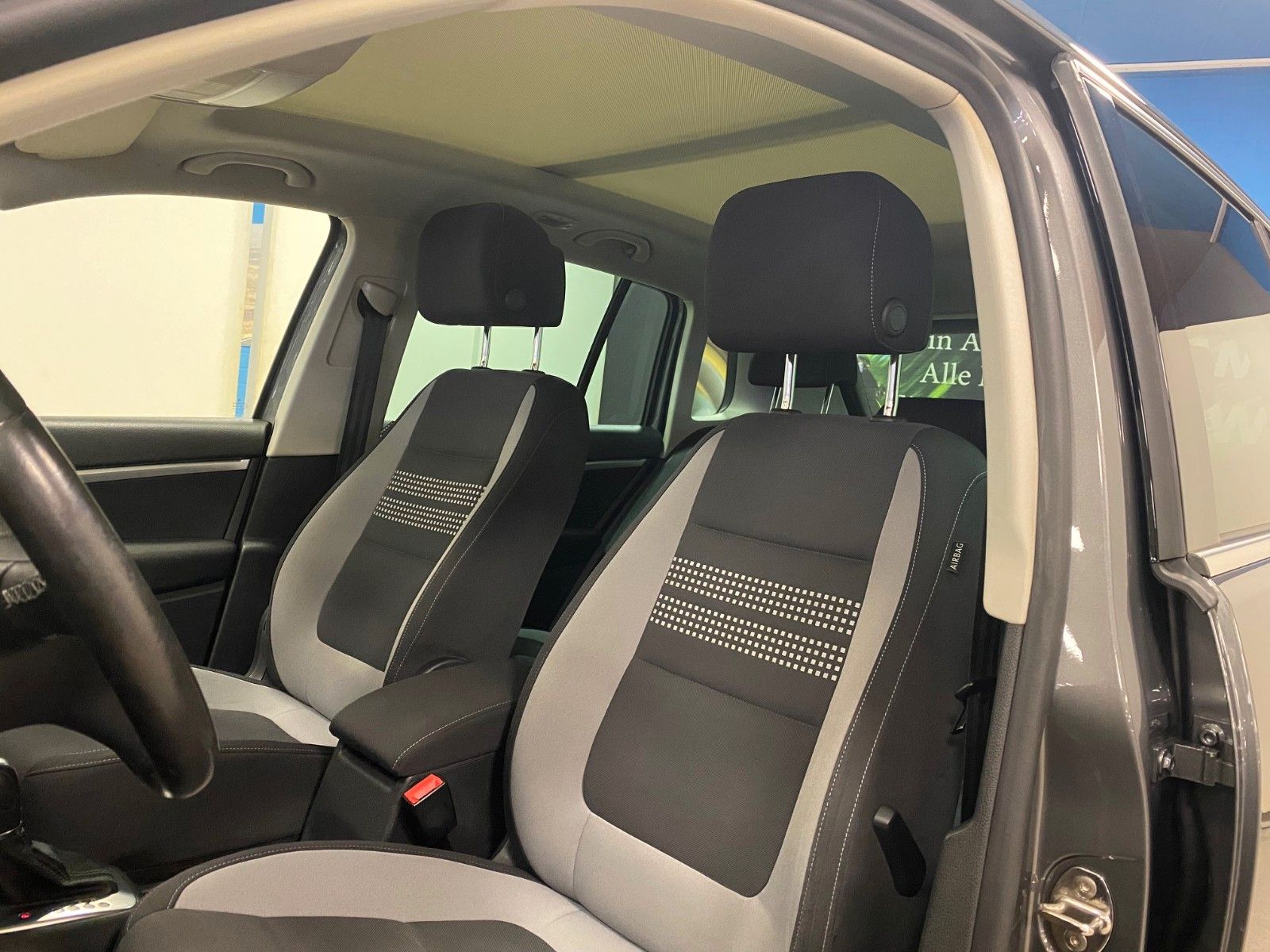 Fahrzeugabbildung Volkswagen Tiguan 2.0 TSI DSG 4MOTION LIFE+1.HAND+Bi-XENON+