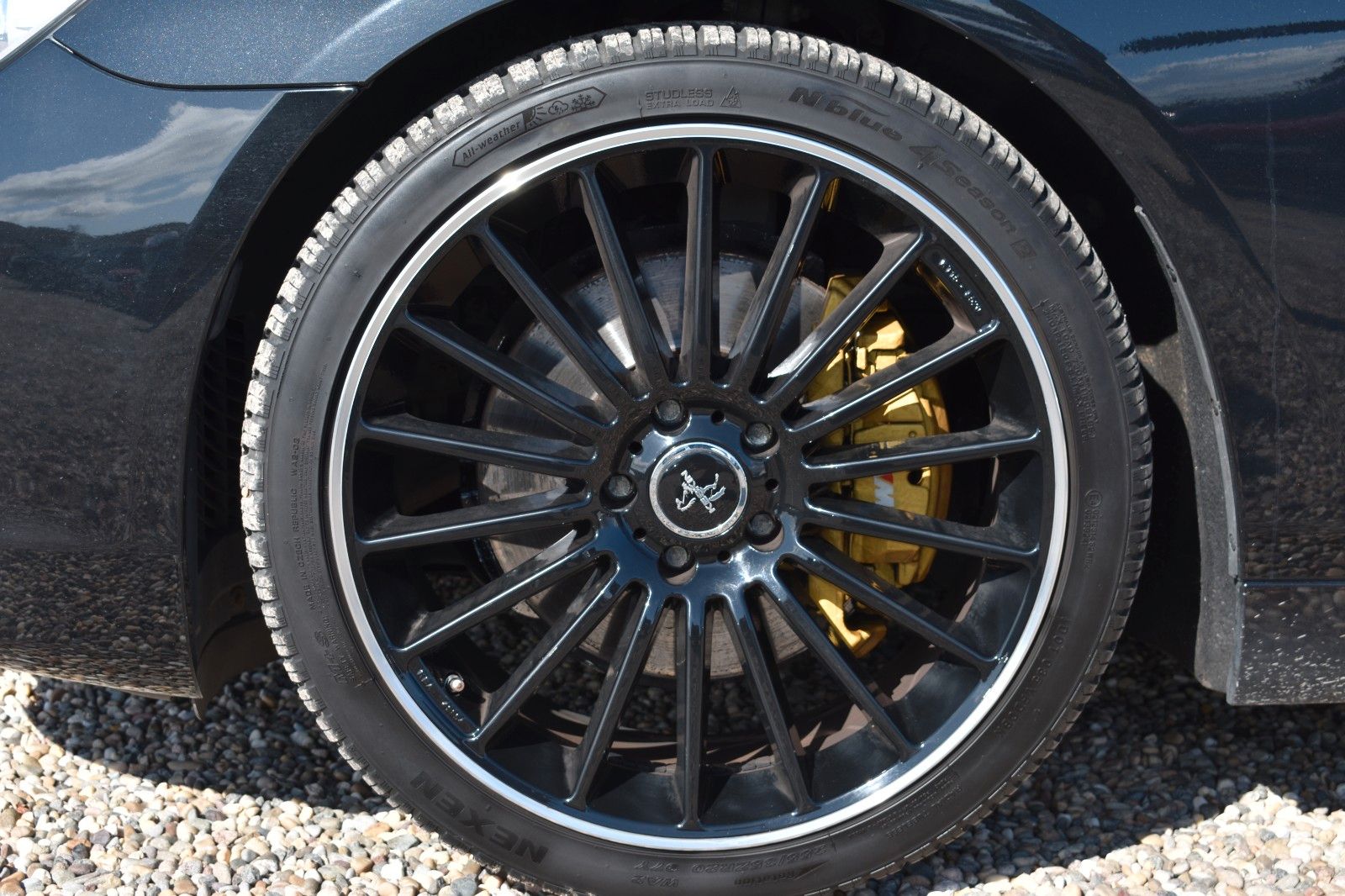 Fahrzeugabbildung BMW 640 i Coupe Schwarz Schwarz