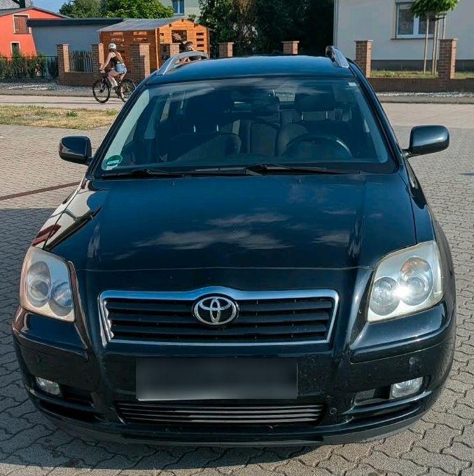 Toyota Avensis 2004 — вигляд ззаду