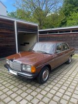 Mercedes-Benz Mercedes 230 E - Oldtimer W123 - aus 1983: Mercedes