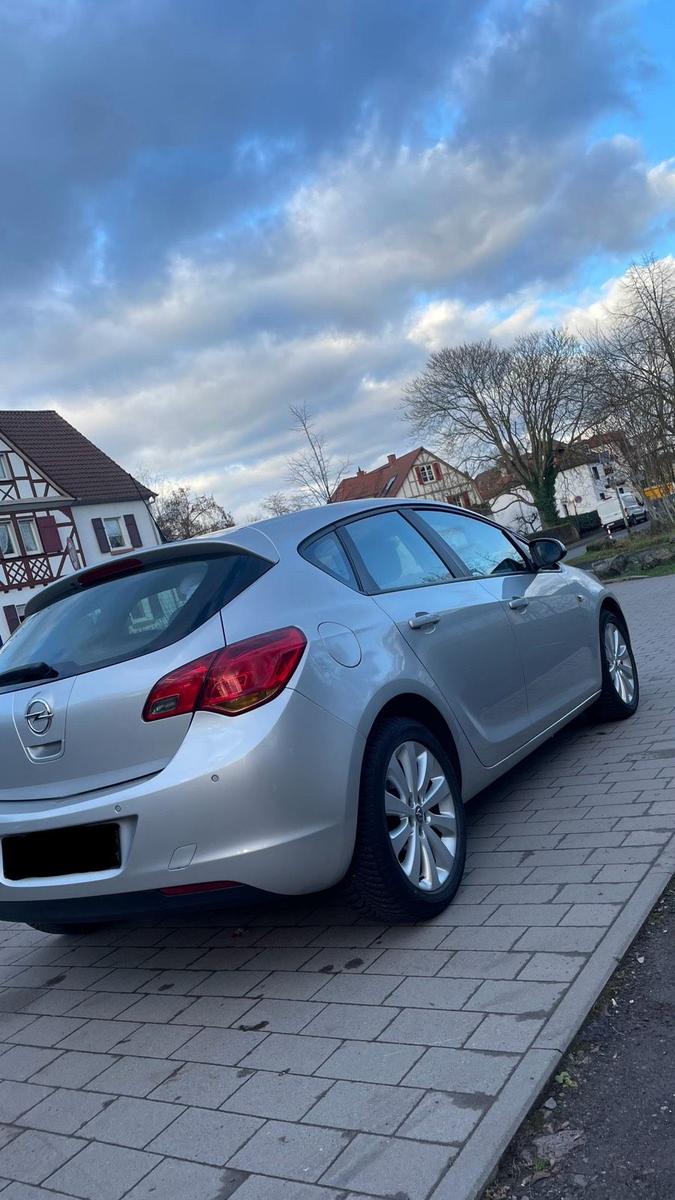Opel Astra 2010 — engine 116 HP (85kW)