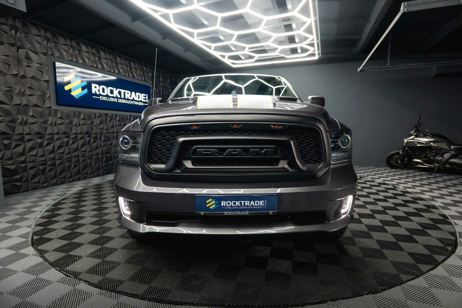 Fahrzeugabbildung Dodge RAM 5.7 V8 HEMI 4x4 Sport OFFROAD Night WARLOCK