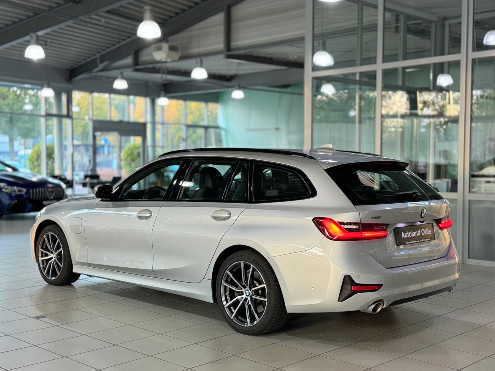 Fahrzeugabbildung BMW 320e xD Sport Line ACC Komfort HUD 360°Laser DAB