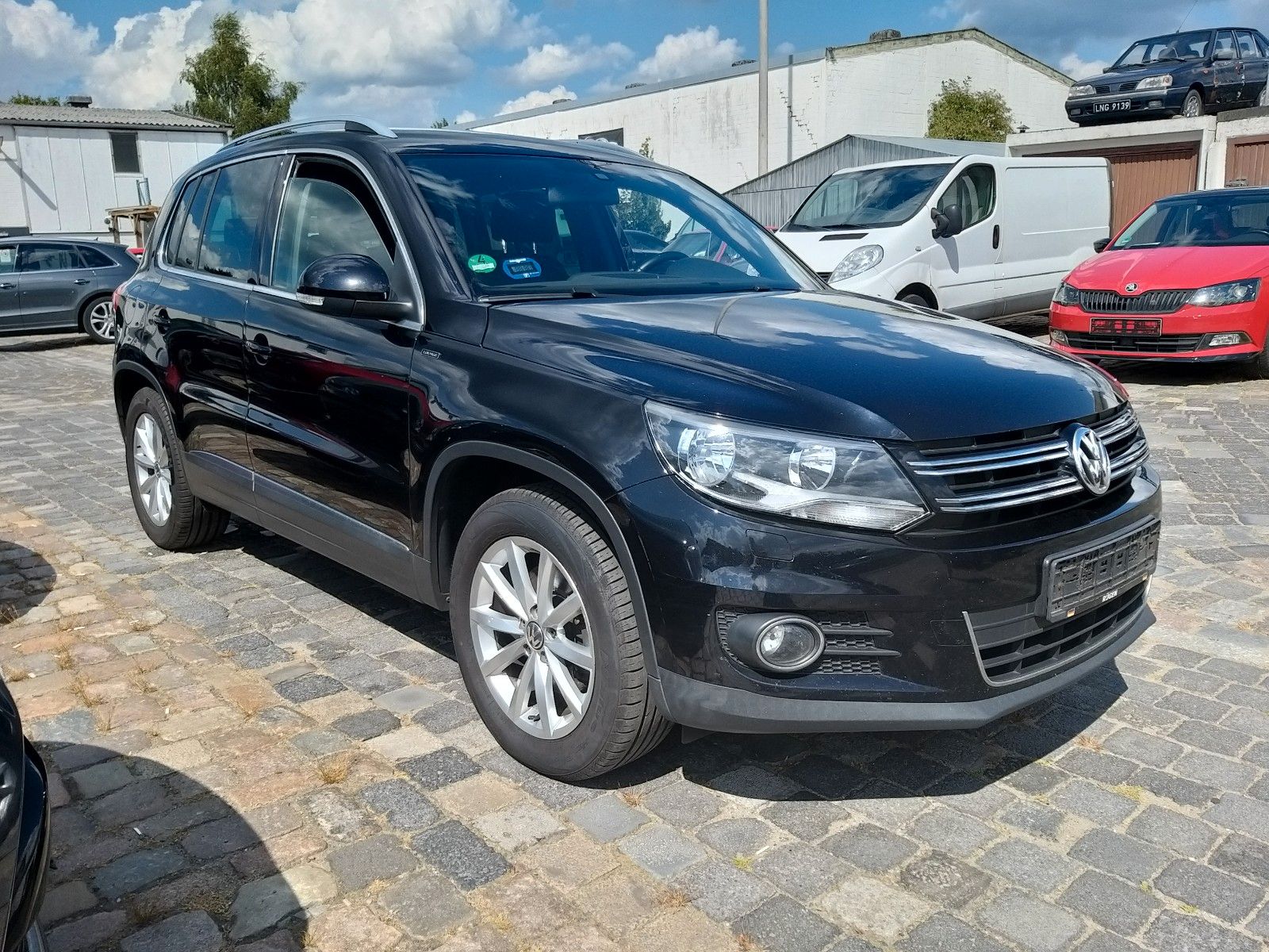 Volkswagen Tiguan - 1