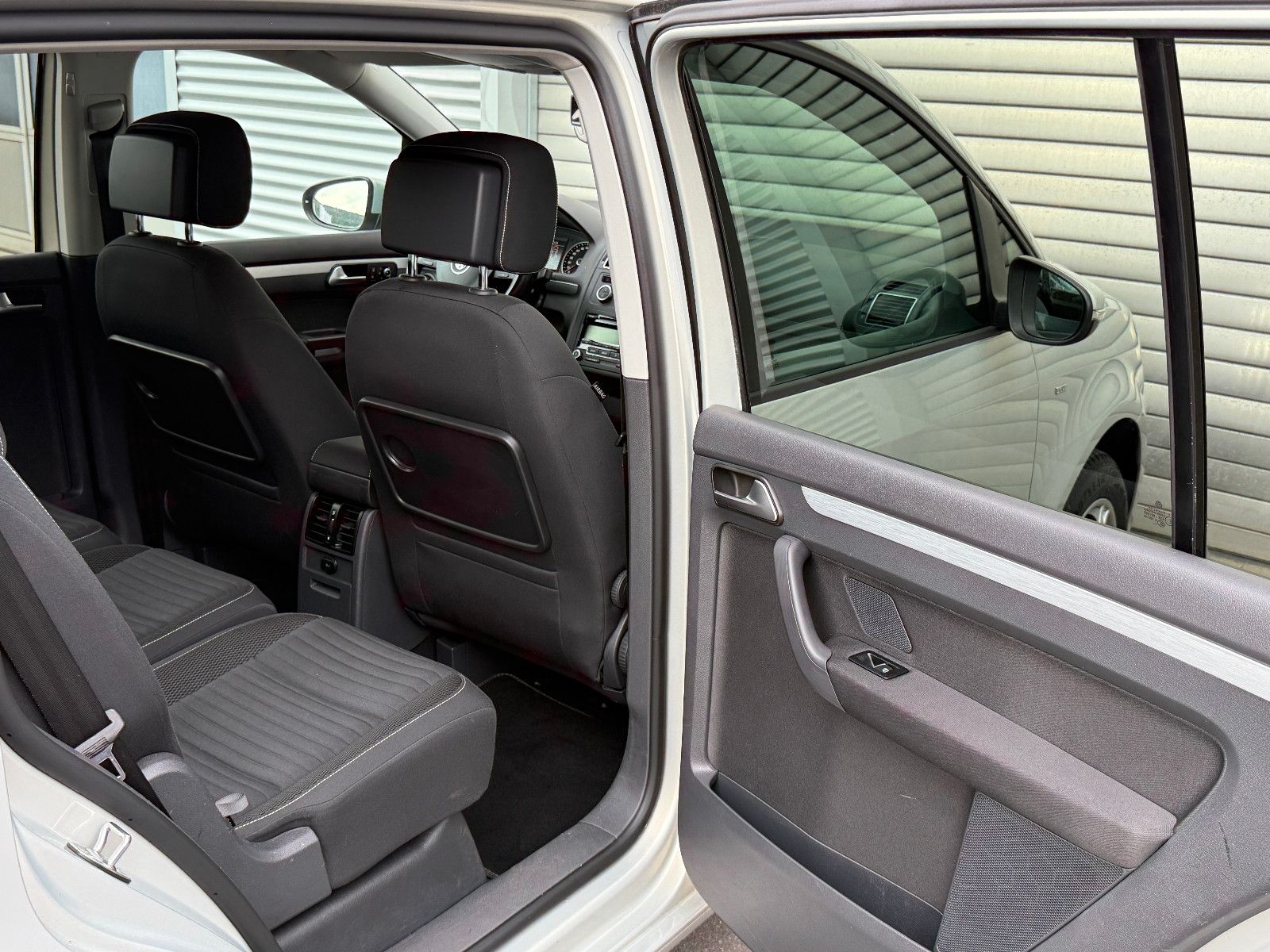 Fahrzeugabbildung Volkswagen Touran Cup 1.2 TSI 7-Sitzer Bi-Xenon GRA SHZ PDC