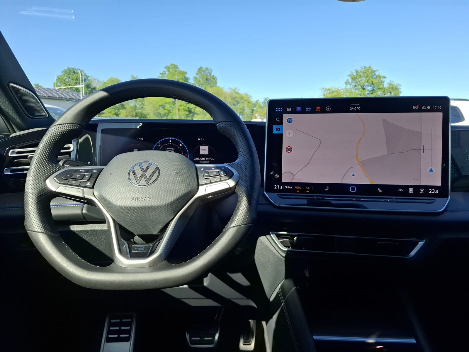 Fahrzeugabbildung Volkswagen Tiguan 2.0 TDI 4M R-Line BLACK*PAN*HK*AHK*MATRIX