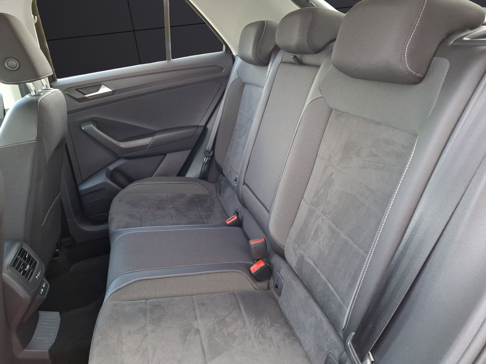 Fahrzeugabbildung Volkswagen T-Roc TSI Style LED Navi AID ACC Park-Assist SH