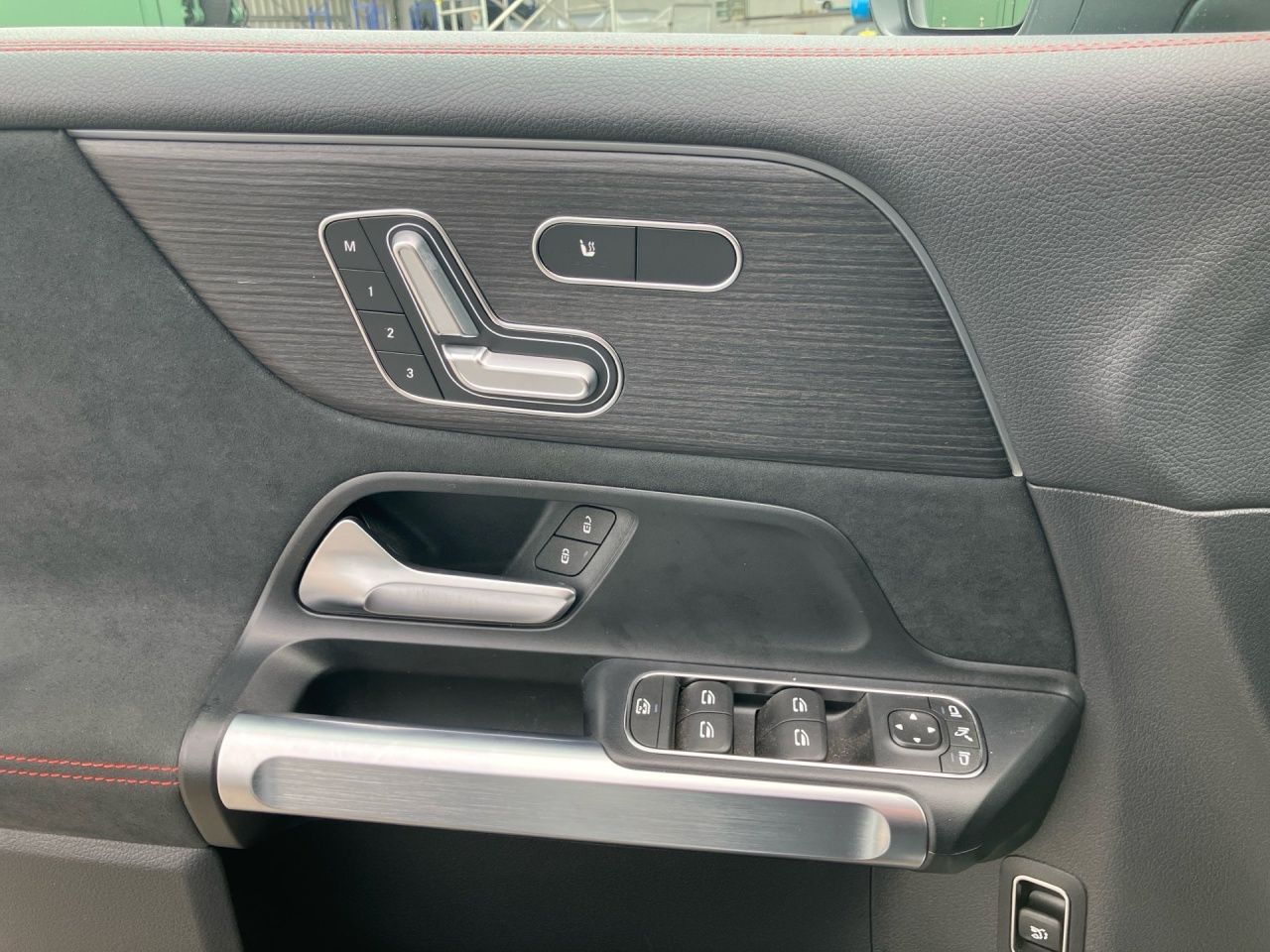 Fahrzeugabbildung Mercedes-Benz EQB 300 4M AMG AHK Pano 360°Kamera LED KeylessGo