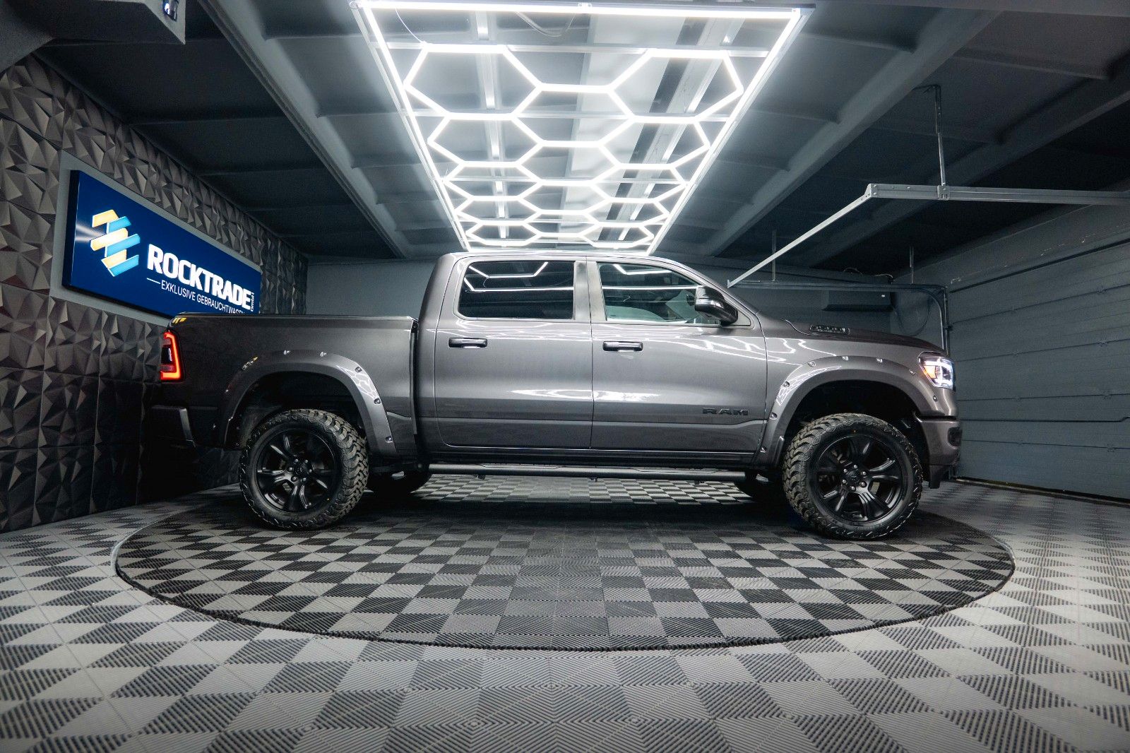 Fahrzeugabbildung Dodge RAM 5.7 V8 HEMI 4x4 OFFROAD Night-Paket *LED*19%