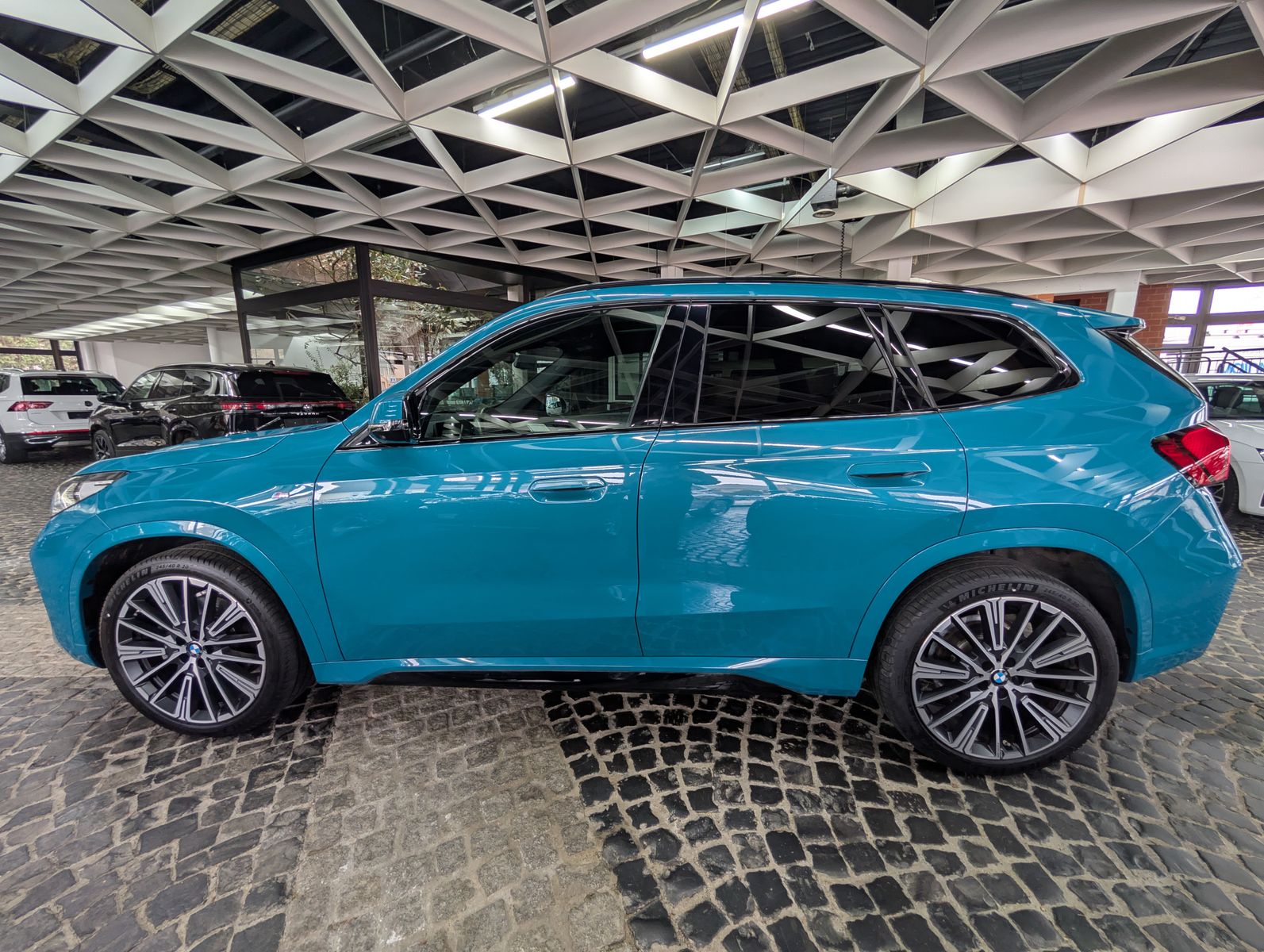 Fahrzeugabbildung BMW X1 20i M Sport Shadow H&K AHK PANO HUD 360° 20"