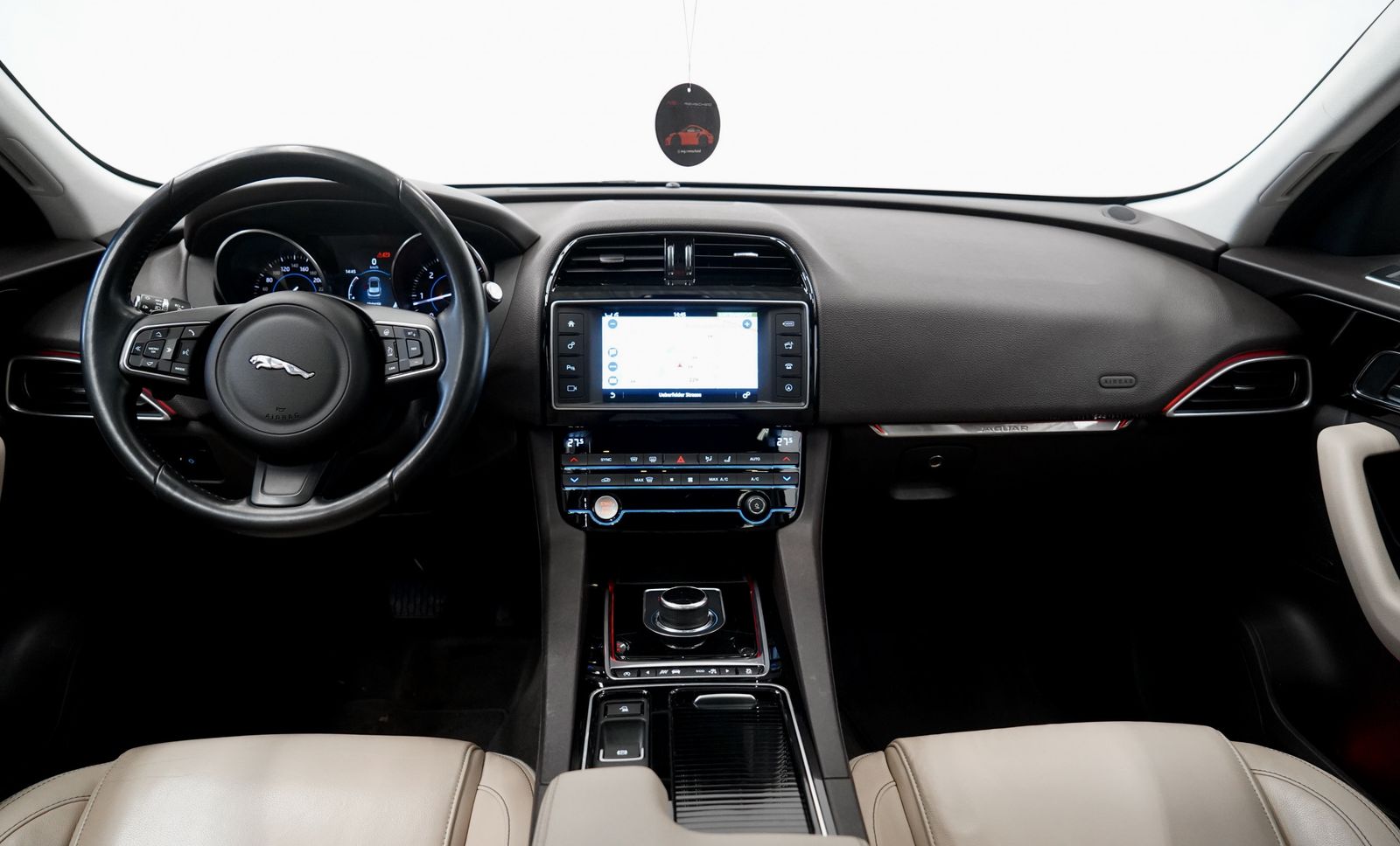 Jaguar F Pace