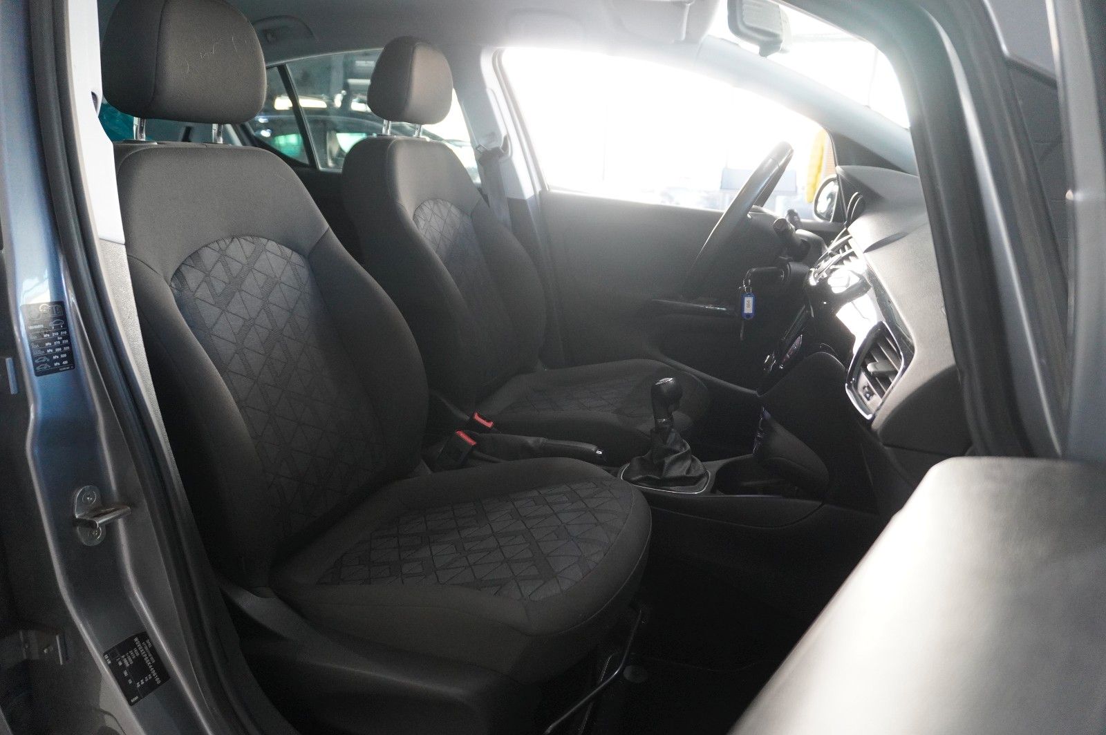 Fahrzeugabbildung Opel Corsa E 1.4 120 JAHRE 5-TÜR NAVI/SHZ/KAMERA/TEMP
