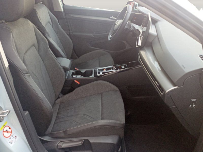 Fahrzeugansicht 18 Fahrzeugabbildung Volkswagen Golf Var. VIII 1.5 eTSI DSG Style AHK+NAVI+KAMER