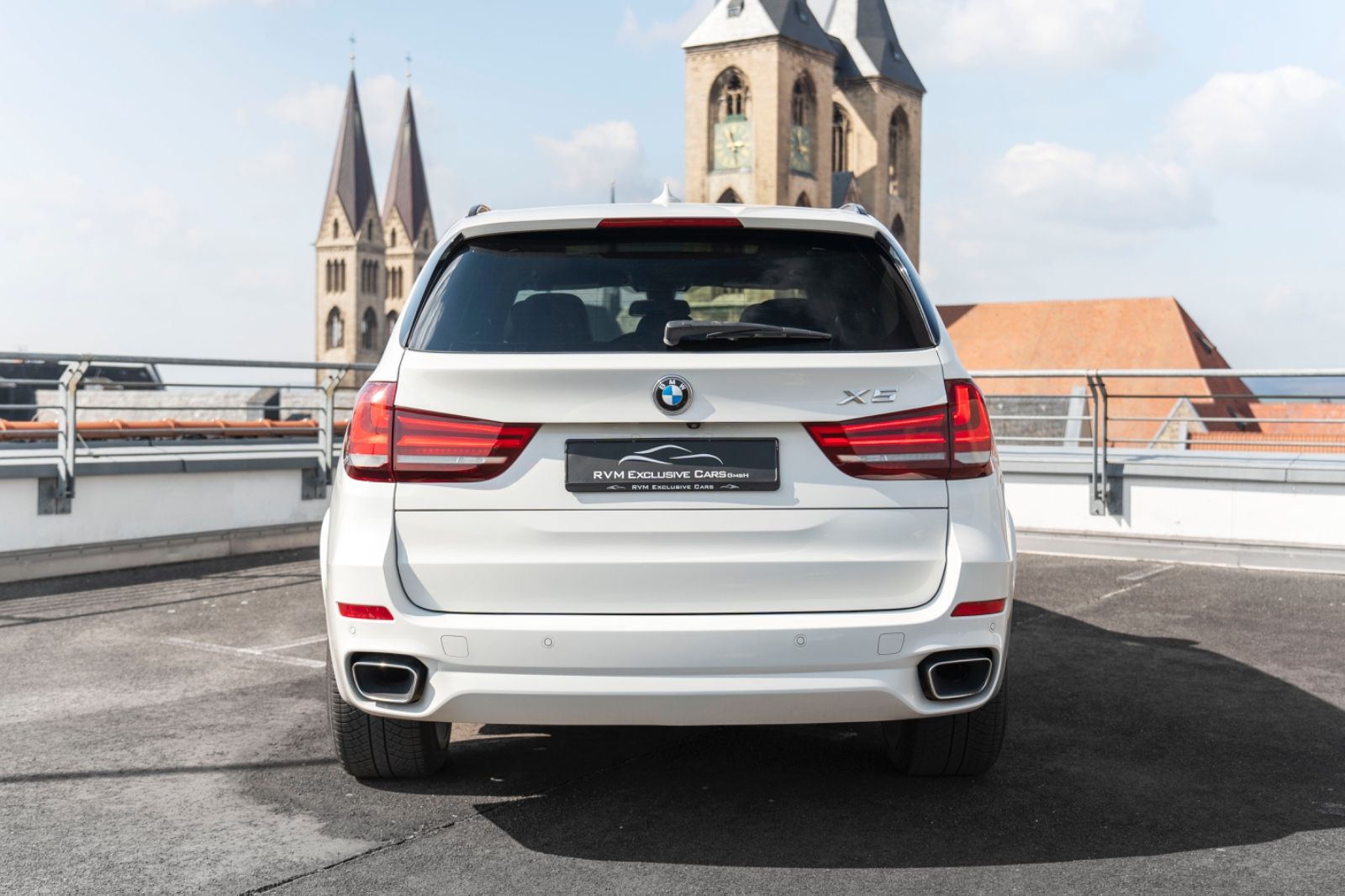 Fahrzeugabbildung BMW X5 XDrive 35d M-SPORTPAKET H&K HUD 360° CARPLAY