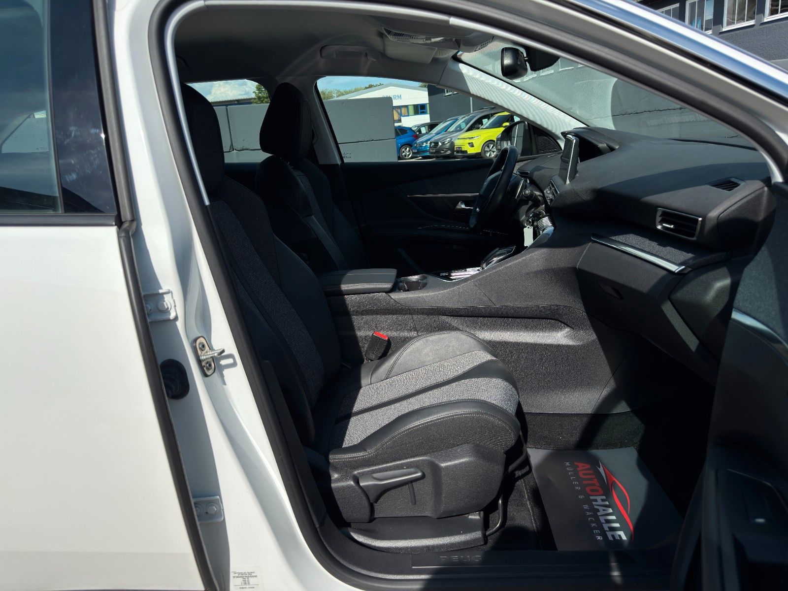 Fahrzeugabbildung Peugeot 3008 PureTech 180 Allure Tempomat PDC CarPlay