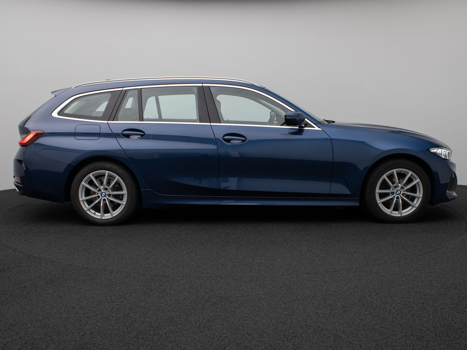 Fahrzeugabbildung BMW 320d xD  Panorama HUD DAB AHK Alarm PDC Sport