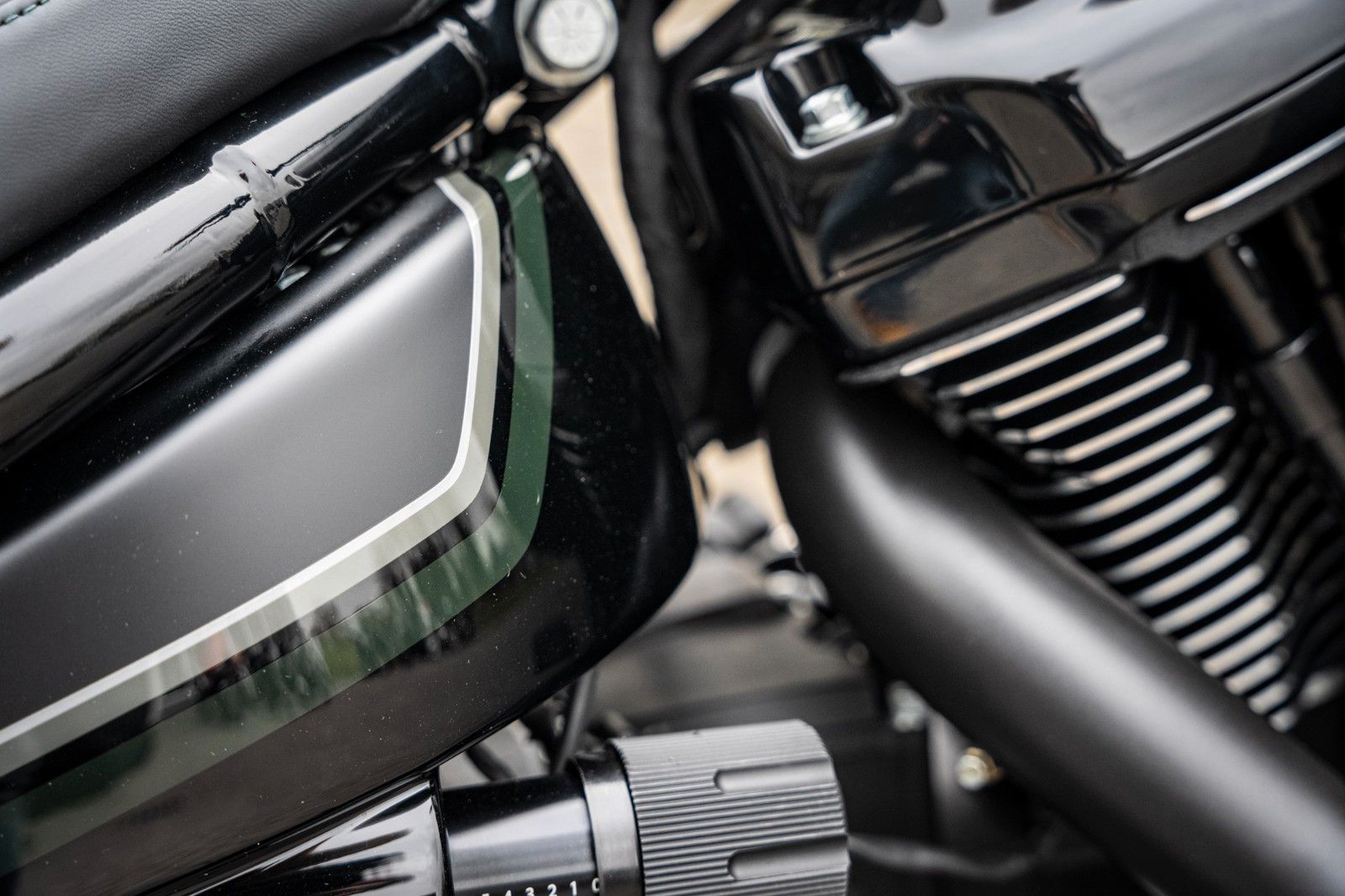 Fahrzeugabbildung Harley-Davidson DARK FAT BOY FLFBS 114 MY24 -JEKILL&HYDE-