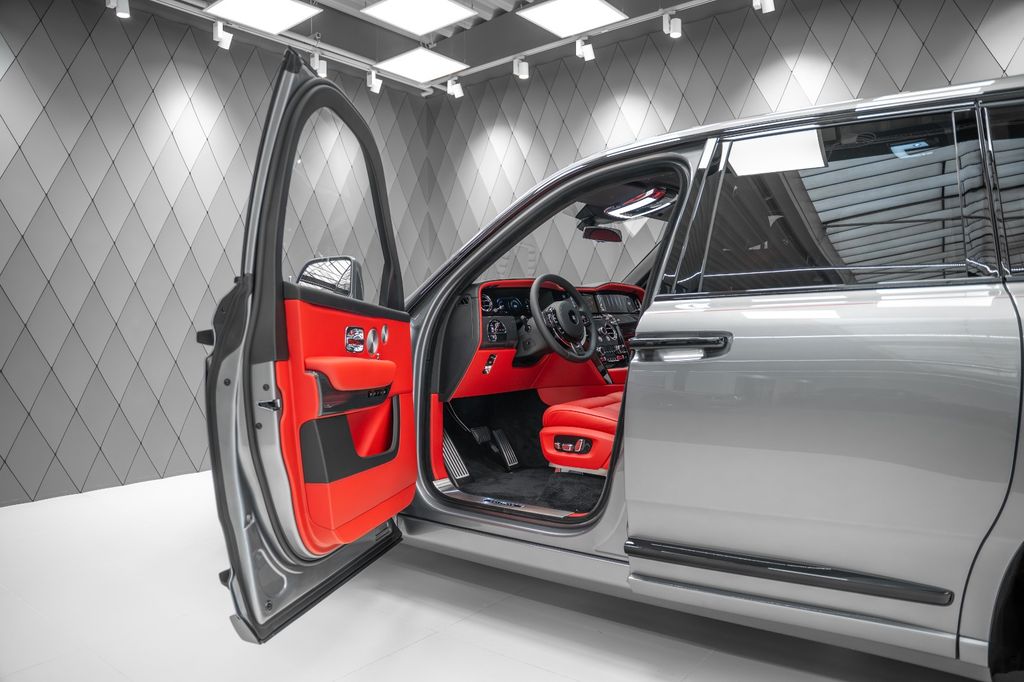 Cullinan BLACK BADGE 2026 GREY/RED STARLIGHT VIP - Bild 11