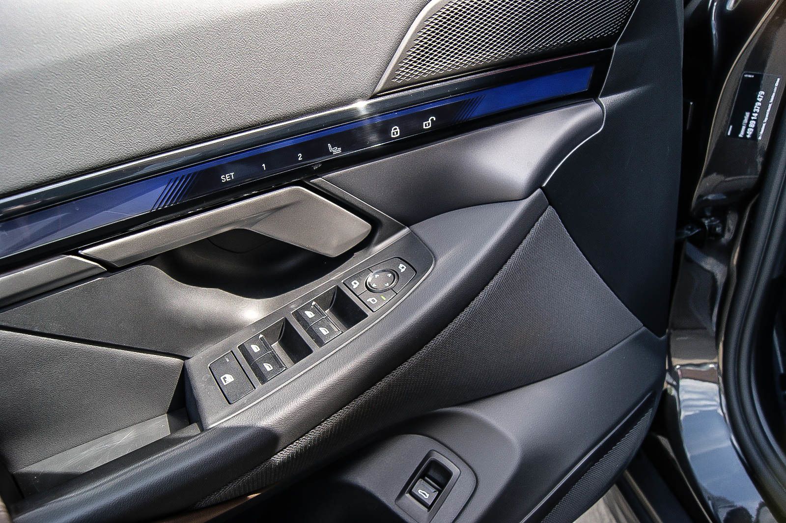 Fahrzeugabbildung BMW i5 Lim 40 eDrive HEAD-UP LEDER ESPRESSO KEYLESS