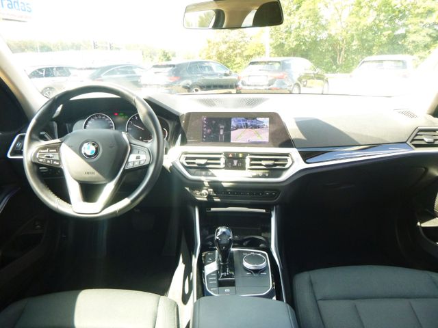 Fahrzeugabbildung BMW 320 i Touring >AUT/AHK/NAV/LED-Licht/PDC<