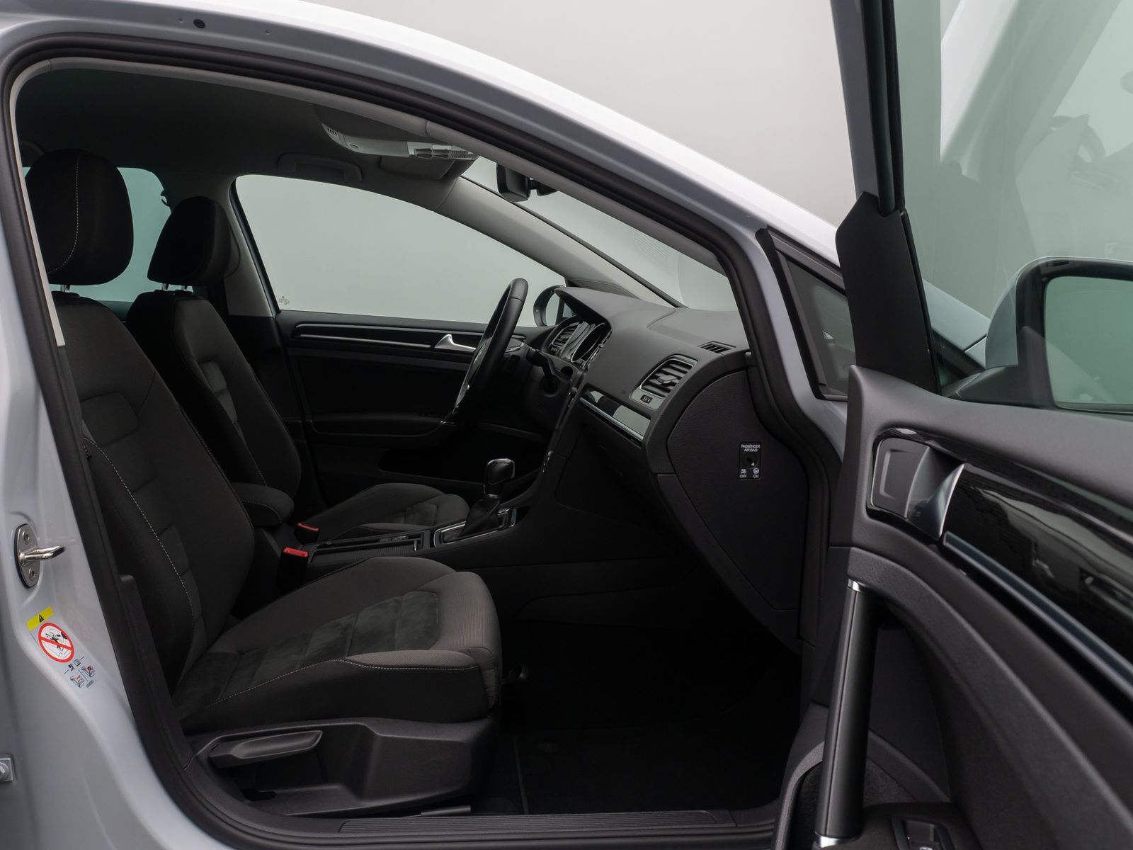 Fahrzeugabbildung Volkswagen Golf Highline PDC ACC Massage HiFi Sportsitz LM