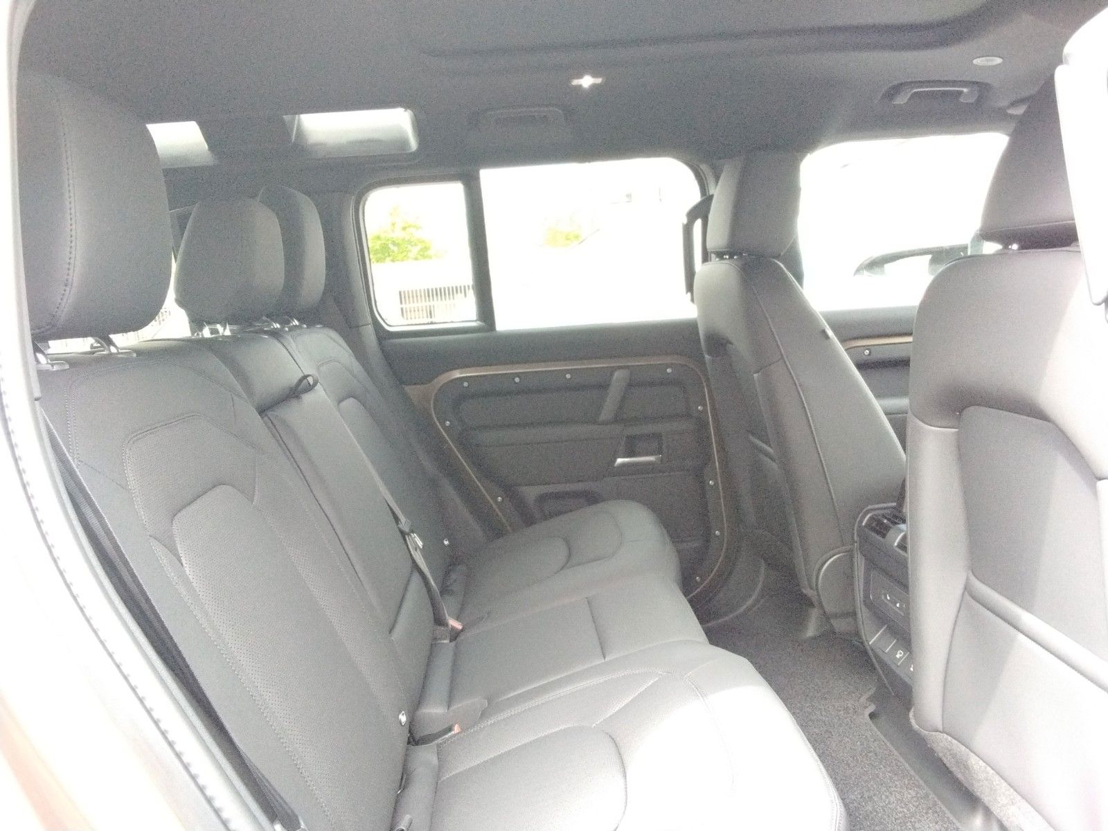 Fahrzeugabbildung Land Rover Defender 110 D300 Dynamic SE