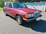 Mercedes-Benz W123 230E - rote Mercedes-Benz 230