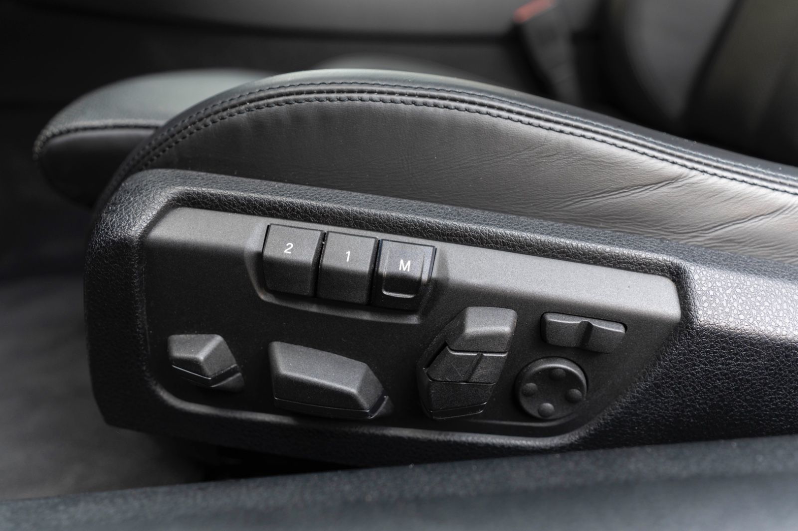Fahrzeugabbildung BMW 650i xDrive Coupé M-SPORTPAKET HUD H&K LED KAM
